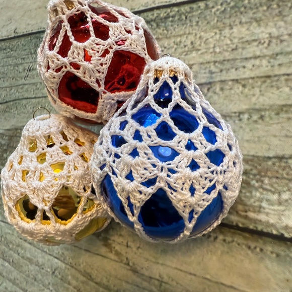 3 vintage glass crochet wrapped ornaments. - Picture 4 of 4